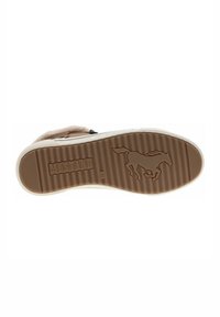 Semelle en caoutchouc marron avec logo de cheval en relief, rayures verticales texturées et doublure beige. Convient pour des chaussures décontractées.