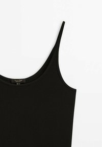 Top tank nero a costine con spalline sottili, scollatura a barchetta e una consistenza morbida. Presenta un'etichetta sul retro.