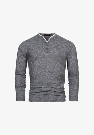 Maglietta henley a maniche lunghe in tessuto grigio melange, con un colletto bianco, tre bottoni al collo e una silhouette aderente.
