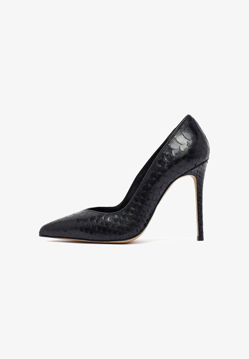 Escarpin noir à talon aiguille avec un bout pointu et un motif en relief de serpent. Talon stiletto mesurant environ 10 cm. Doublure intérieure lisse.