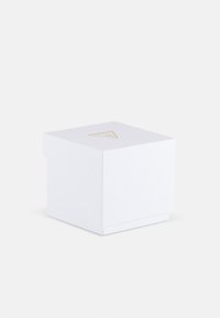 Witte vierkante doos met een gestructureerde oppervlakte, voorzien van een driehoekig gouden embleem aan de bovenkant, ontworpen voor een veilige sluiting.