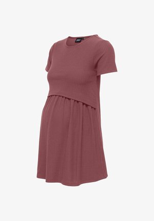 Korte mouwen, geribde, mauve zwangerschapsjurk met een gelaagd bovenstuk en een geplooide rok, ontworpen voor comfort en stijl.