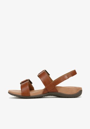 Sandale en cuir marron avec deux brides réglables sur le dessus du pied et une autour du talon, semelle rembourrée et semelle extérieure noire texturée.