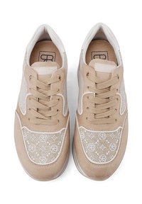 Sneaker beige con tomaia in tessuto stampato, accenti in camoscio e lacci coordinati. Punta arrotondata e morbida imbottitura interna.