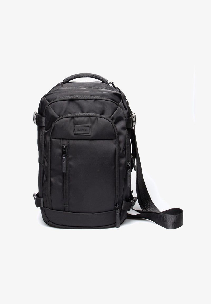 Mustal seljakott, mis on valmistatud vastupidavast kangast, valge pehme sang, reguleeritav õlarihm, mitmed lukustatavad taskud ja sile disain.