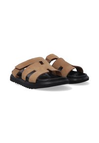 Bruine suède sandalen met een zwarte rubberen zool. Kenmerken zijn brede banden met uitsnijdingen, open tenen en een comfortabele constructie.