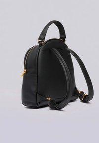 Czarny skórzany plecak o zaokrąglonym kształcie, z złotymi akcentami, podwójnymi szelkami i uchwytem na górze, z fakturowaną powierzchnią.