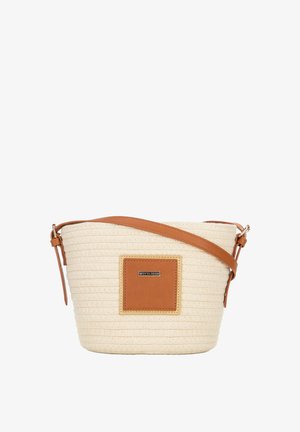 Borsa a secchiello rotonda realizzata in materiale intrecciato color crema con tracolla in pelle marrone chiaro e toppa decorativa. Presenta una texture sottile e cuciture delicate.