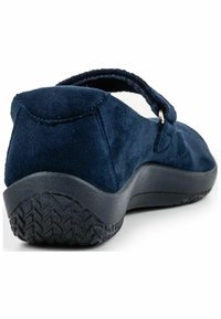 Scarpa in suede blu navy con retro curvo, dotata di una chiusura in velcro e una suola in gomma nera texturizzata per garantire aderenza.