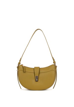 Mosterdgeel leren halvemaanvormige handtas met verstelbare schouderriem en sluiting aan de voorkant, afgebeeld op een effen witte achtergrond.