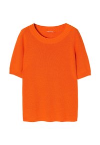 Maglione a maniche corte di un arancione brillante, in maglia, con collo rotondo, polsini delle maniche e orlo a costine, mostrato disteso su sfondo bianco.