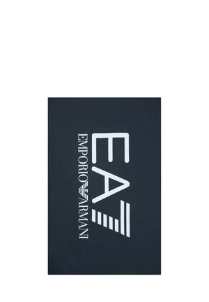 Tessuto scuro con grandi lettere bianche stilizzate "EA7" e testo verticale "Emporio Armani" con il logo dell'aquila del marchio.