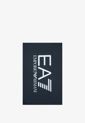 Tissu foncé avec de grandes lettres blanches stylisées "EA7" et un texte vertical "Emporio Armani" avec le logo de l’aigle de la marque.