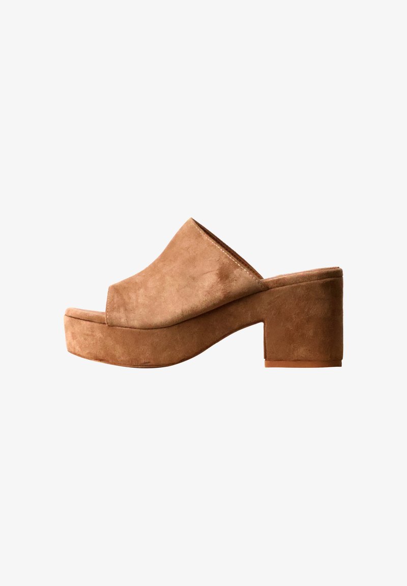 Mule en daim marron à bout ouvert avec talon bloc et semelle plateforme, vue de côté sur fond blanc.