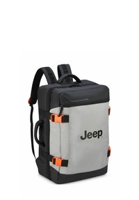 Mochila gris y negra con herrajes naranjas. Cuenta con correas dobles para los hombros, asa superior y un gran compartimento central con cremallera.