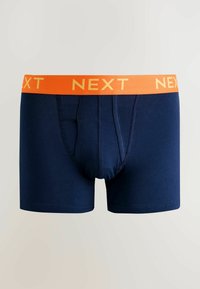 Námořnicky modré bavlněné boxerky s jasně oranžovým elastickým pasem, na kterém je název značky "NEXT" žlutým písmem.