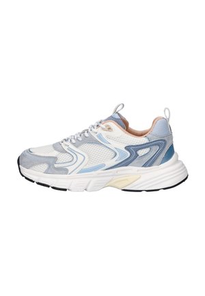 Atletische sneaker in wit, lichtblauw en grijs mesh en suède met een dikke witte zool en uittreklussen op de tong en hiel.