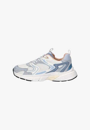 Atletische sneaker in wit, lichtblauw en grijs mesh en suède met een dikke witte zool en uittreklussen op de tong en hiel.