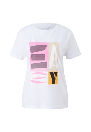 T-shirt blanc à manches courtes avec un design sur le devant composé de quatre blocs de couleur formant le mot "EASY" en noir, blanc, rose et beige.