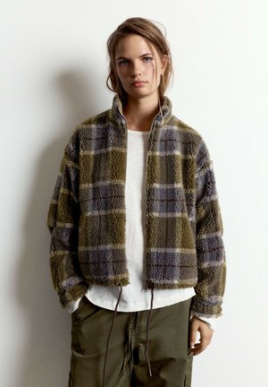 PULL&BEAR, HIGH NECK CHECKED FAUX SHEARLING - JACKET - Veste polaire - khaki