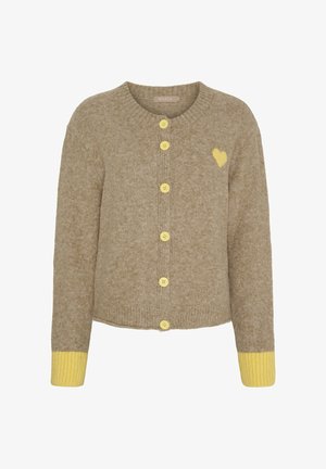 Lysebrun uldcardigan med en struktureret overflade, gule knapper og gule ribkanter; har en lille gul hjerte-detalje på brystet.