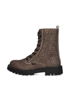 Bottines à lacets brun à motifs avec une semelle épaisse noire, présentant un col rembourré, des lacets noirs et des surpiqûres sur le côté.