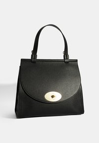 Schwarze Lederhandtasche mit strukturierter Form, gewölbtem Klappdeckel, goldenen metallischen Akzenten und zwei oberen Griffen. Texturierte Oberfläche mit sichtbarer Maserung.