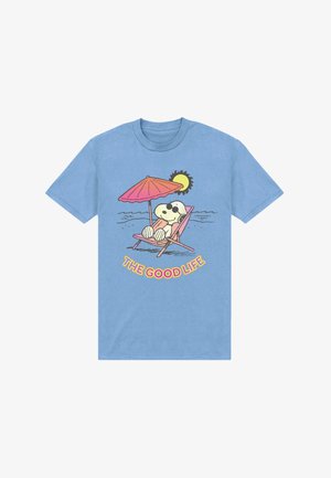 Lichtblauw overhemd met cartoonhond die ontspant op een roze ligstoel onder een parasol aan het water, zon op de achtergrond, tekst "THE GOOD LIFE" onderaan.