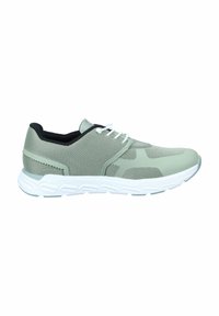 Baskets de sport vert clair avec tige en mesh, doublure noire, semelle blanche et coutures décoratives. Présente des lacets traditionnels et des accents texturés.
