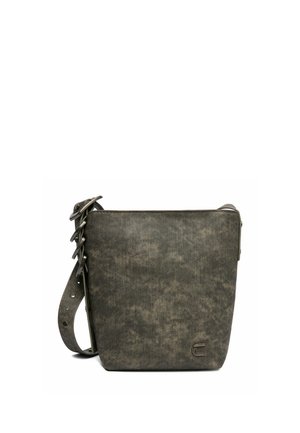 Bolso tipo cubo de textura gris oscuro con correa ajustable y pequeño logo metálico en la esquina inferior derecha.