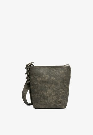 Bolso tipo cubo de textura gris oscuro con correa ajustable y pequeño logo metálico en la esquina inferior derecha.