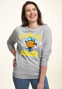 Szary sweatshirt z długimi rękawami i prążkowanymi mankietami, z nadrukiem postaci z kreskówki przedstawiającej koszykówkę oraz wyrazistym napisem "VERMONT BASKETBALL" w kolorze żółtym.