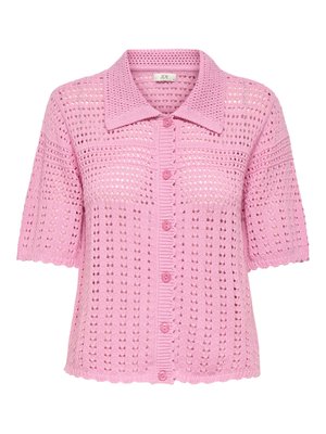 Cardigan rose à manches courtes en tricot avec boutonnière devant, motif ajouré, col pointu et ourlets festonnés au bas et aux manches.