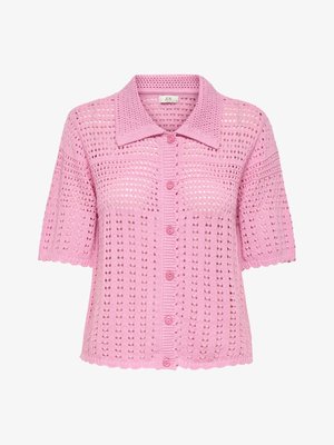 Cardigan rose à manches courtes en tricot avec boutonnière devant, motif ajouré, col pointu et ourlets festonnés au bas et aux manches.