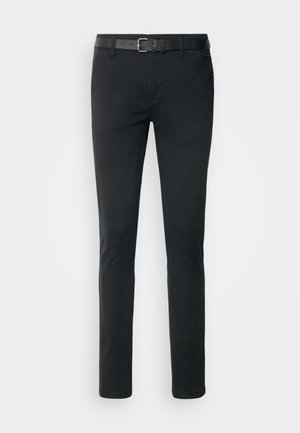 Chinos negros con corte ajustado, presentan un cinturón negro texturizado y bolsillos frontales, elaborados con un material ligero y duradero de mezcla de algodón.