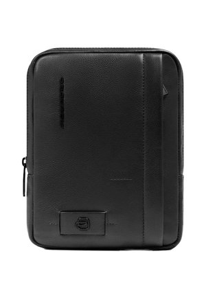 Schwarze rechteckige Lederetui mit Reißverschluss auf der linken Seite, vertikalem Riemen auf der rechten Seite und einem aufgestickten Logodetail auf der Vorderseite.