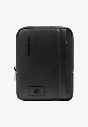 Schwarze rechteckige Lederetui mit Reißverschluss auf der linken Seite, vertikalem Riemen auf der rechten Seite und einem aufgestickten Logodetail auf der Vorderseite.