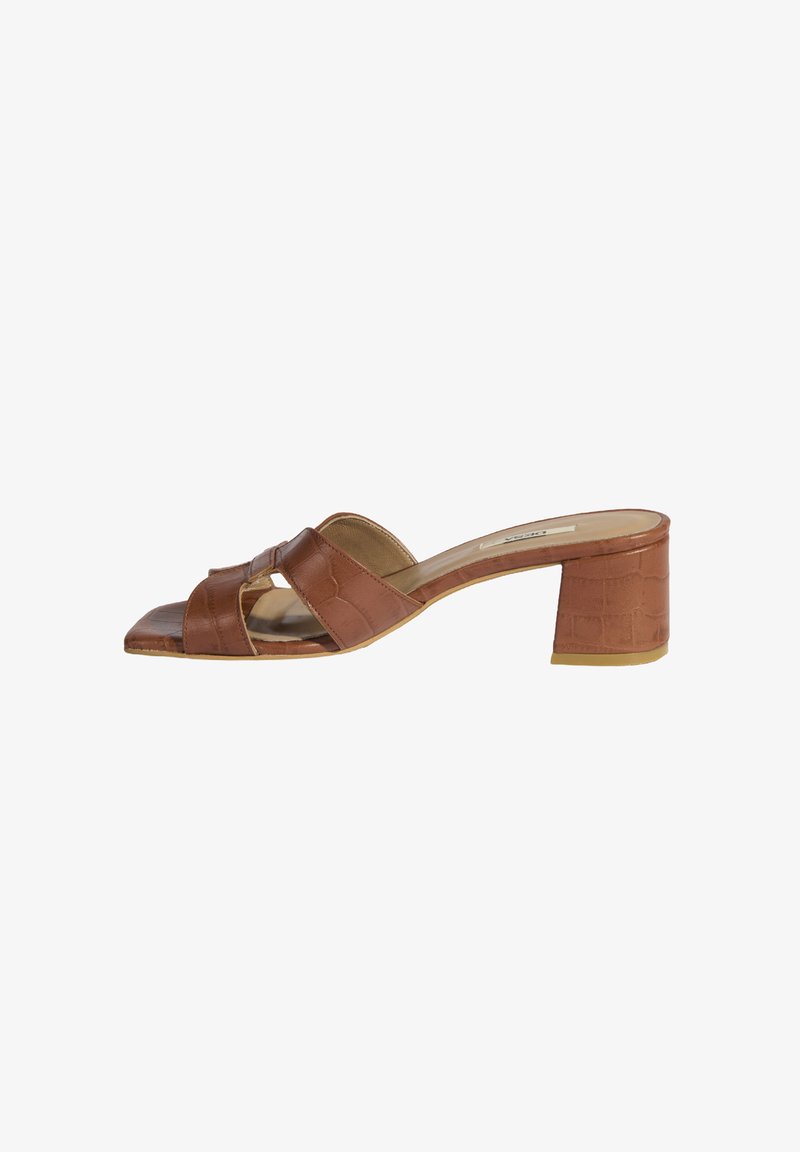 Chaussures à talons blocs en cuir marron avec un bout ouvert. Présentent une texture crocodile et un design de bretelles entrecroisées.
