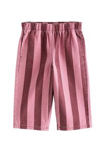Lyserøde stribede shorts med en blød tekstur, der har brede lodrette striber i forskellige nuancer af lyserød og en behagelig elastisk talje.