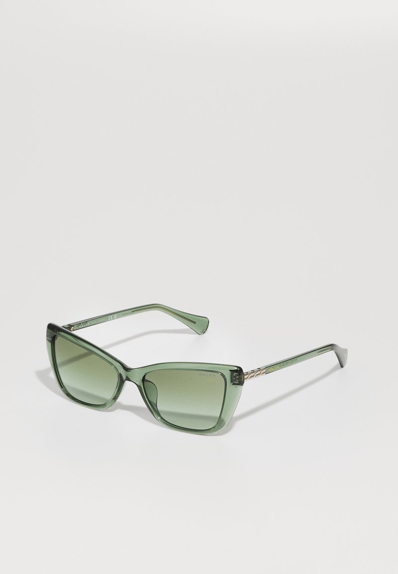 Πράσινα ορθογώνια γυαλιά ηλίου με φιμέ φακούς, ελαφρώς υπερμεγέθη σκελετό και διακοσμητικά μοτίβα στους βραχίονες. Μαλακή υφή και κομψός σχεδιασμός.