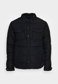 Svart vadderad jacka med tryckknappsstängning, två bröstfickor med lock, sidofickor och långa ärmar med manschettknapp.