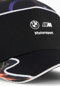 Schwarze Kappe mit einem gebogenen Schirm. Verfügt über farbenfrohe grafische Akzente am Rand, mit weißen BMW- und Motorsport-Logos. Glatte Stoffoberfläche.