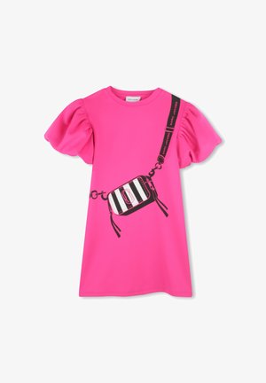 Camiseta fucsia con mangas abullonadas que presenta un gráfico en blanco y negro de un bolso, incluyendo acentos y detalles en negro.