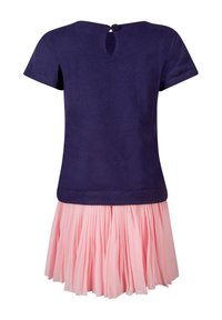 Námořnický top s krátkými rukávy a klíčovou dírou na zádech, kombinovaný s plisovanou, světle růžovou sukní. Materiál směsi bavlny, hladká textura.