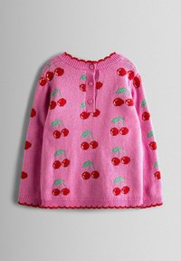 Pullover rosa lavorato a maglia con motivo a ciliegie rosse e verdi. Collo rotondo con placca a tre bottoni e bordo ondulato.