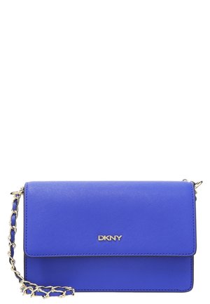 Sac bandoulière en cuir bleu DKNY avec une bandoulière chaîne dorée et un logo sur le rabat avant.