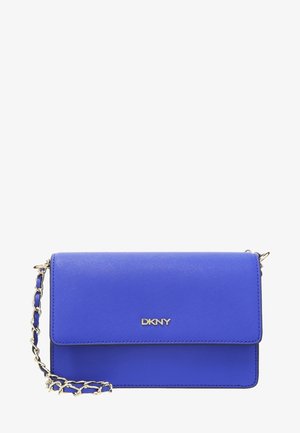 Sac bandoulière en cuir bleu DKNY avec une bandoulière chaîne dorée et un logo sur le rabat avant.