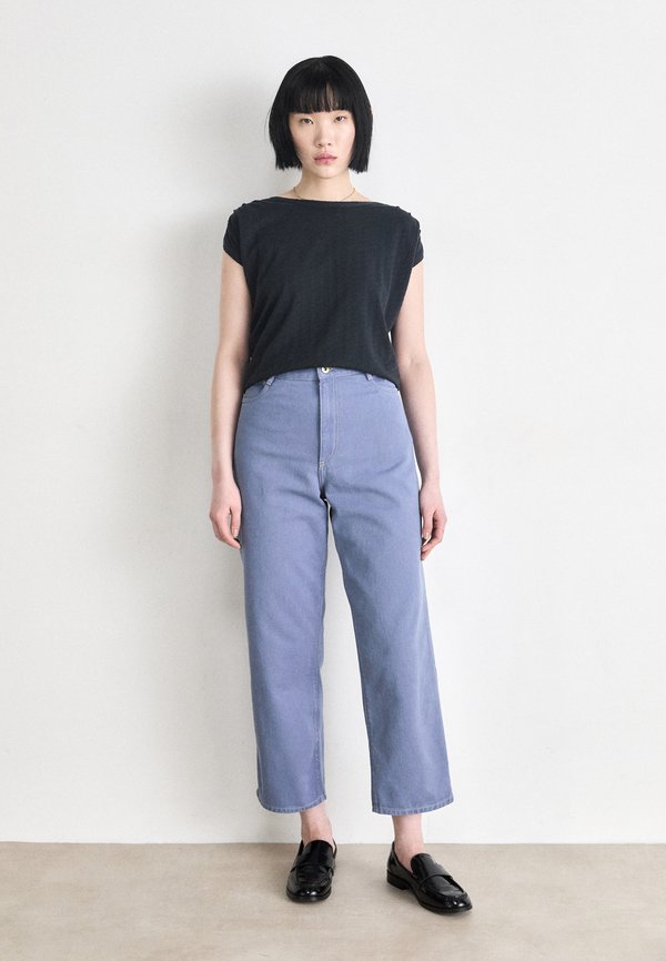 Basic T-shirt - moonless4