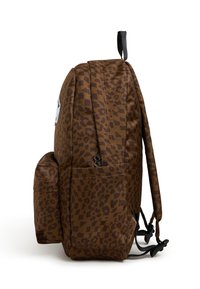 Sac à dos marron avec un motif léopard, doté d'une poche latérale, de bretelles réglables et d'une poignée supérieure. Fabriqué en tissu durable.