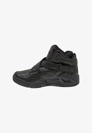Zapatilla deportiva de caña alta en cuero negro, con acentos perforados, cierre de tira y suela de goma texturizada para mayor tracción.